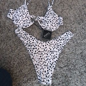 Black and White Bikini💛🖤🤍💛🖤